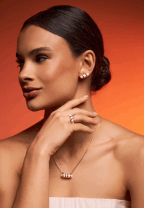 Como combinar brincos, pulseiras e colares banhados a ouro para um look elegante?