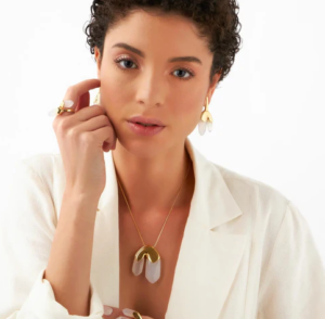 Como harmonizar anéis e brincos de pedras naturais para um visual único.