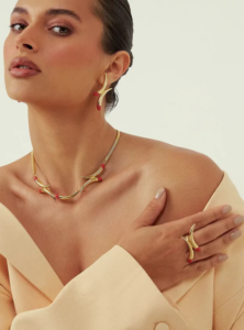 Aliança de Feldspato: a pedra que transforma um acessório simples em uma peça única