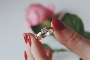 Solitário dourado ou ródio negro: qual combina mais com seu estilo?