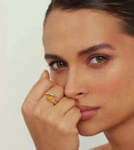 Citrino: conheça a pedra que atrai prosperidade e ilumina qualquer look